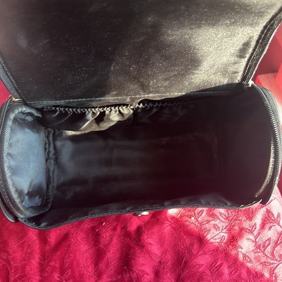 Black Michael Kors makeup bag - Picture 3 of 3